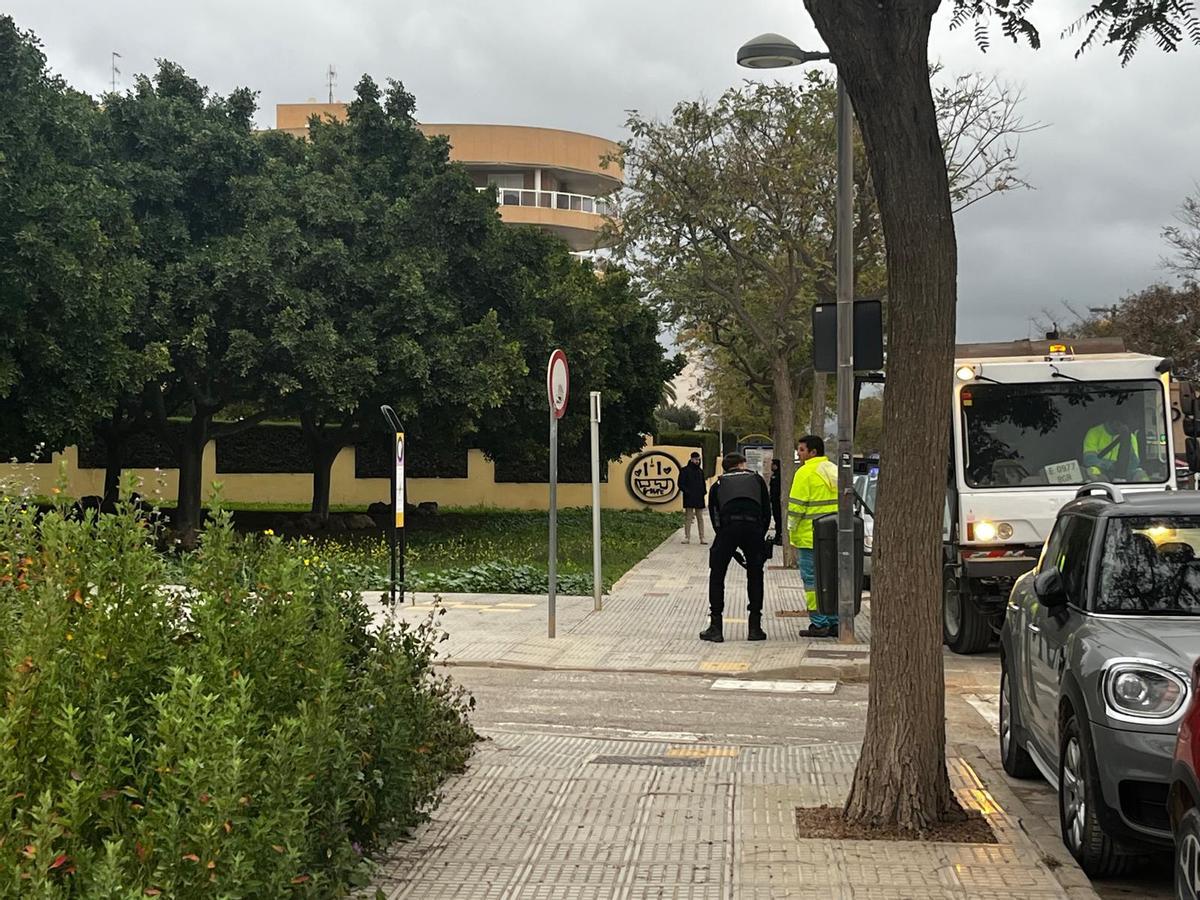 Un agente de la Policía Nacional, en el parque de Ibiza donde ha aparecido un hombre ahorcado