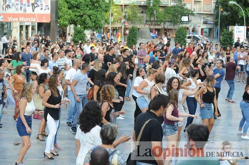 Los bailes latinos salen a la calle en Murcia