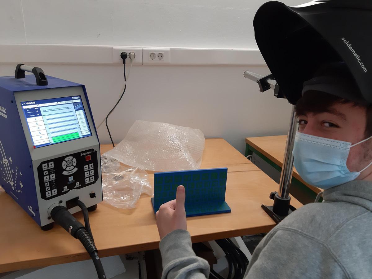 Un alumno en el aula de simulación con realidad aumentada en la FP de soldadura del IES Miralbueno.