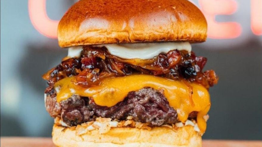 Una hamburguesa coruñesa con chicharrones llega a la final en The Champions Burger