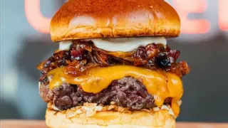 Una hamburguesa coruñesa con chicharrones llega a la final en The Champions Burger