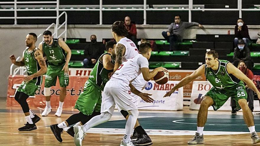 Dimitrijevic conduce el balón frente al Cáceres. |  // PERIÓDICO DE EXTREMADURA