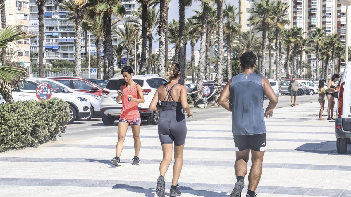 Varias personas practican deporte en la avenida de Niza, en una imagen del pasado septiembre.