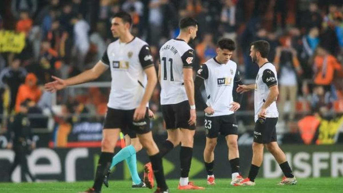 Valencia CF: decepción de los jugadores tras la goleada del Atlético (0-3) /