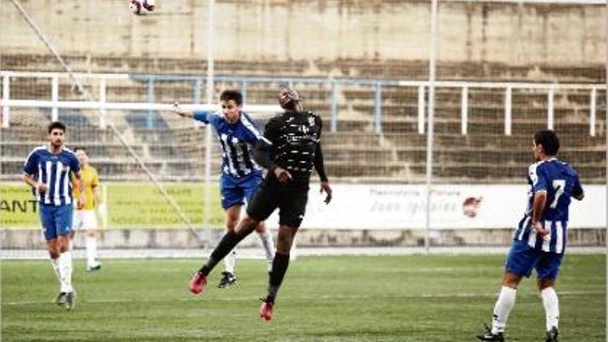 Una acció del partit d&#039;ahir a Vilatenim entre el Figueres i el Prat.