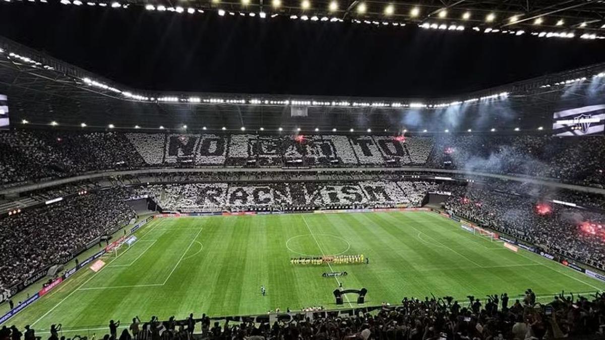 Mosaico desplegado por la afición del Atlético-MG brasileño en un partido de la Copa Libertadores con el lema: 'No al racismo'.