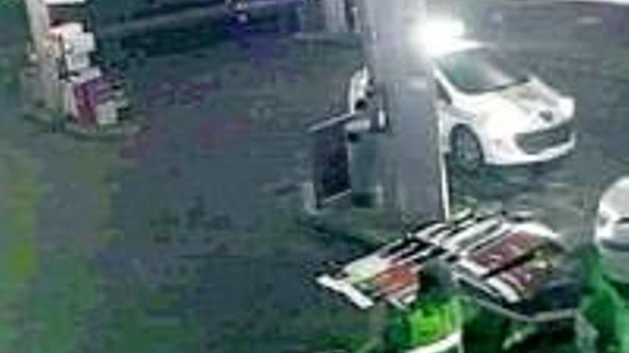 Un conductor derriba el surtidor de una gasolinera al huir de la policía