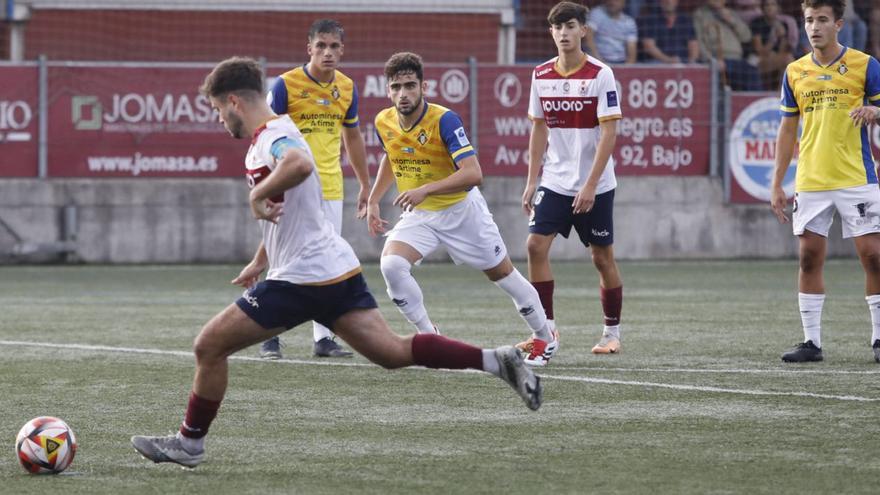 Gelu, ejecutando el penalti que supuso el gol del empate para el Industrial. | David Cabo