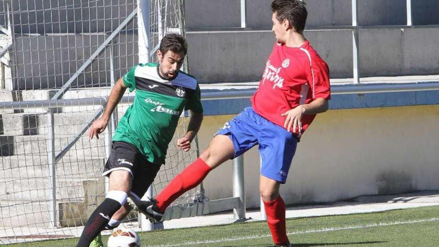 El A Valenzá logró el primer triunfo de la temporada, ayer, ante el Vilariño en Os Carrís. // Iñaki Osorio