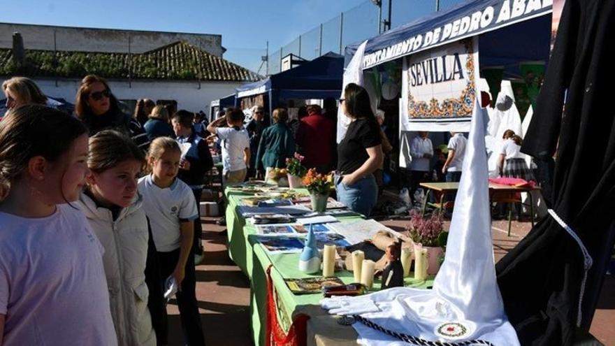 Alumnos de Pedro Abad celebran una feria de turismo por las ocho provincias andaluzas