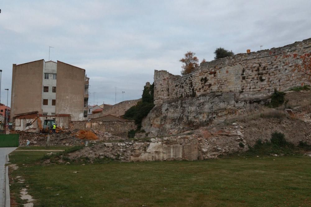 Derribo en la Feria para liberar la muralla.