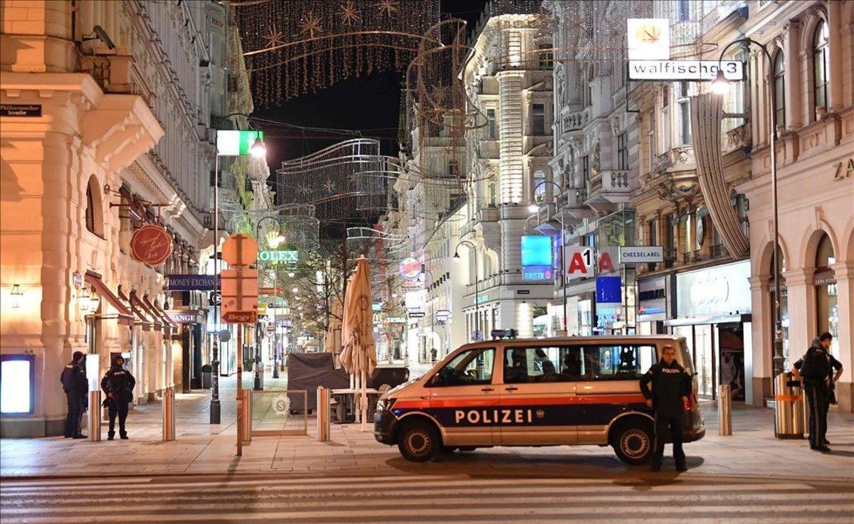 Agentes de policía patrullan por una calle comercial del centro de Viena.