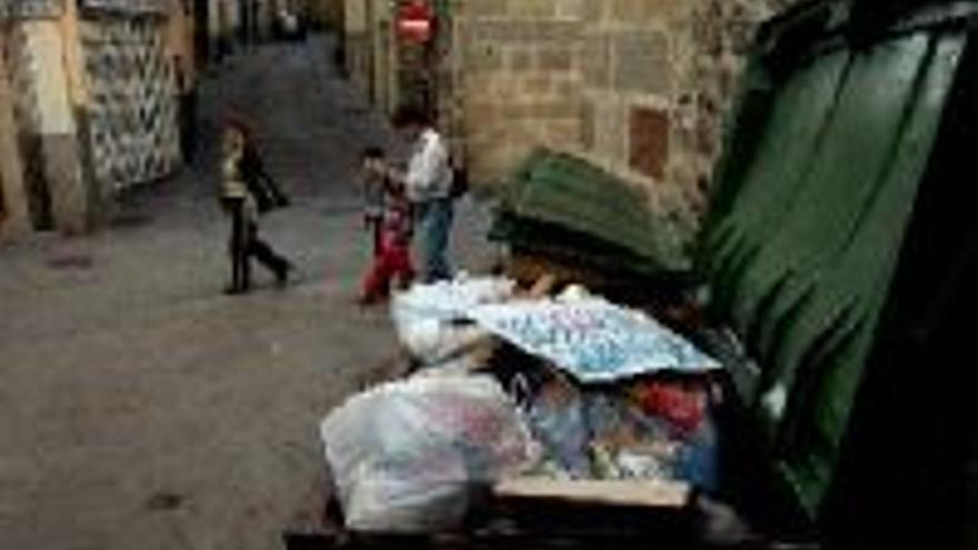 La basura recibe al turista en plena puerta del Sol, donde los contenedores estaban ayer llenos