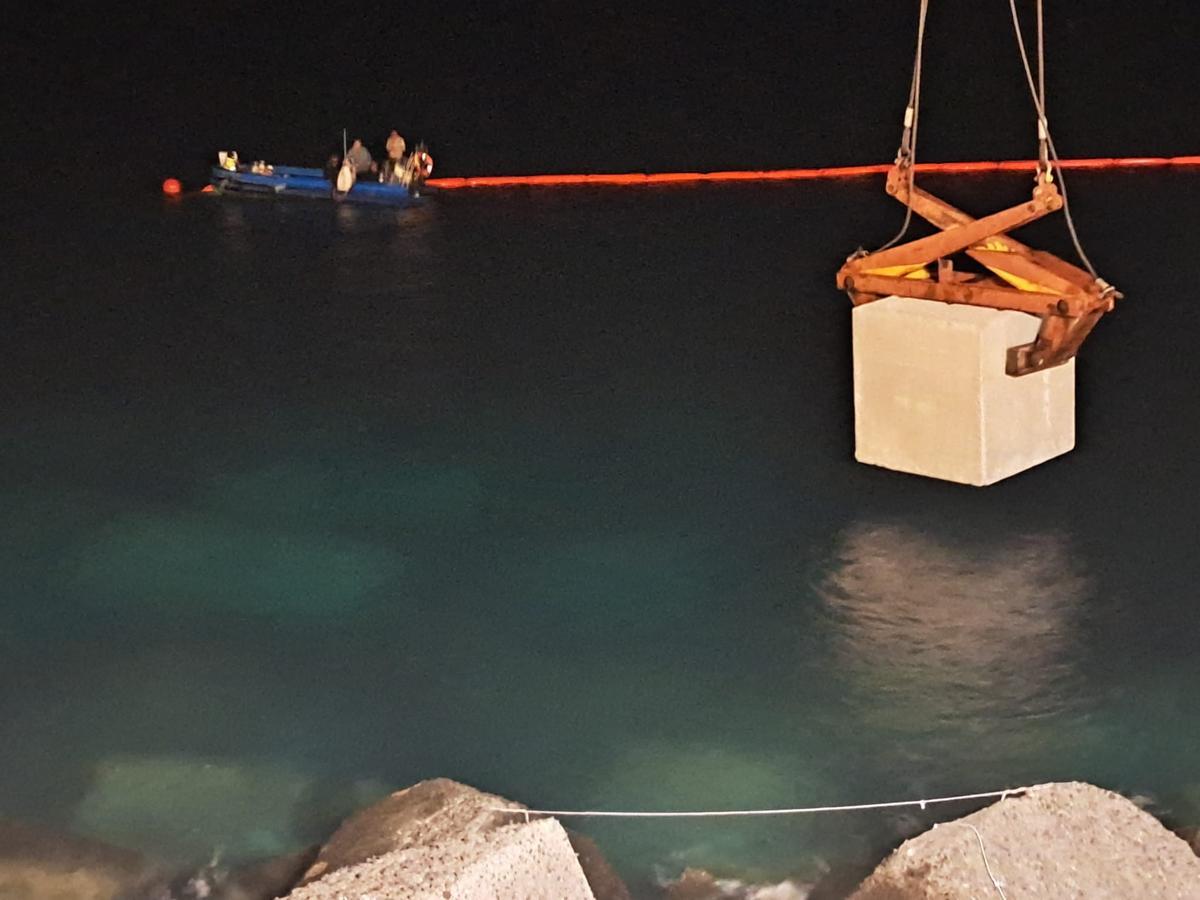 Colocacion de uno de los bloques en el dique del Puerto de Los Cristianos