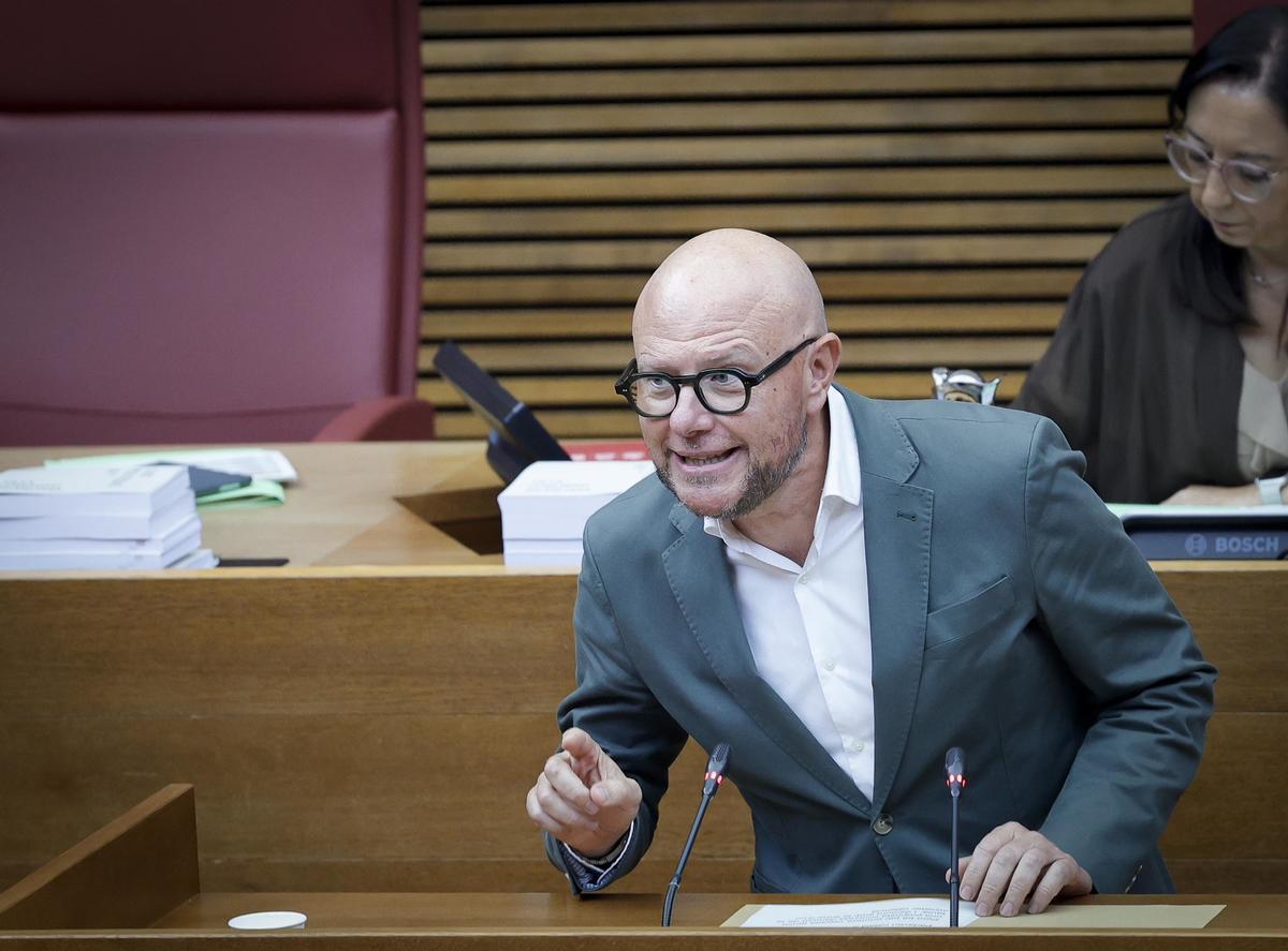 El diputado del PSPV, Toni Gaspar, interviene sobre financiación en las Corts, este miércoles.