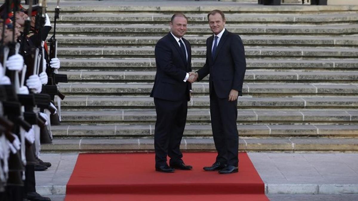 El primer ministro maltés recibe a Donald Tusk antes de la cumbre de Malta.