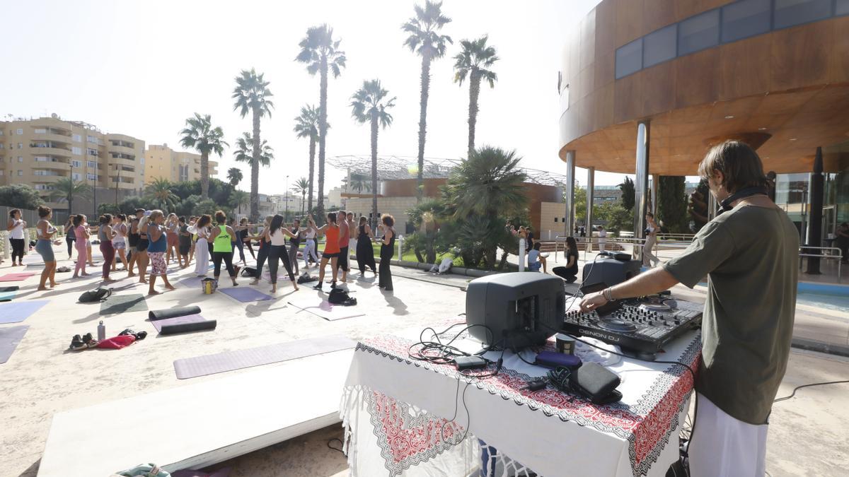 El dj Miguel Sandoval, durante su sesión de música en Discovering Yoga Ibiza