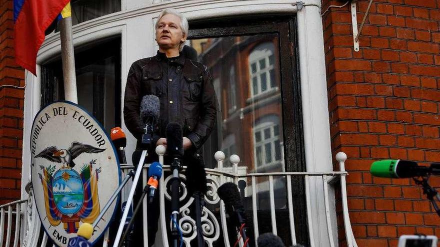 Assange, dirigiéndose ayer a los medios desde un balcón de la embajada de Ecuador en Londres. // Reuters