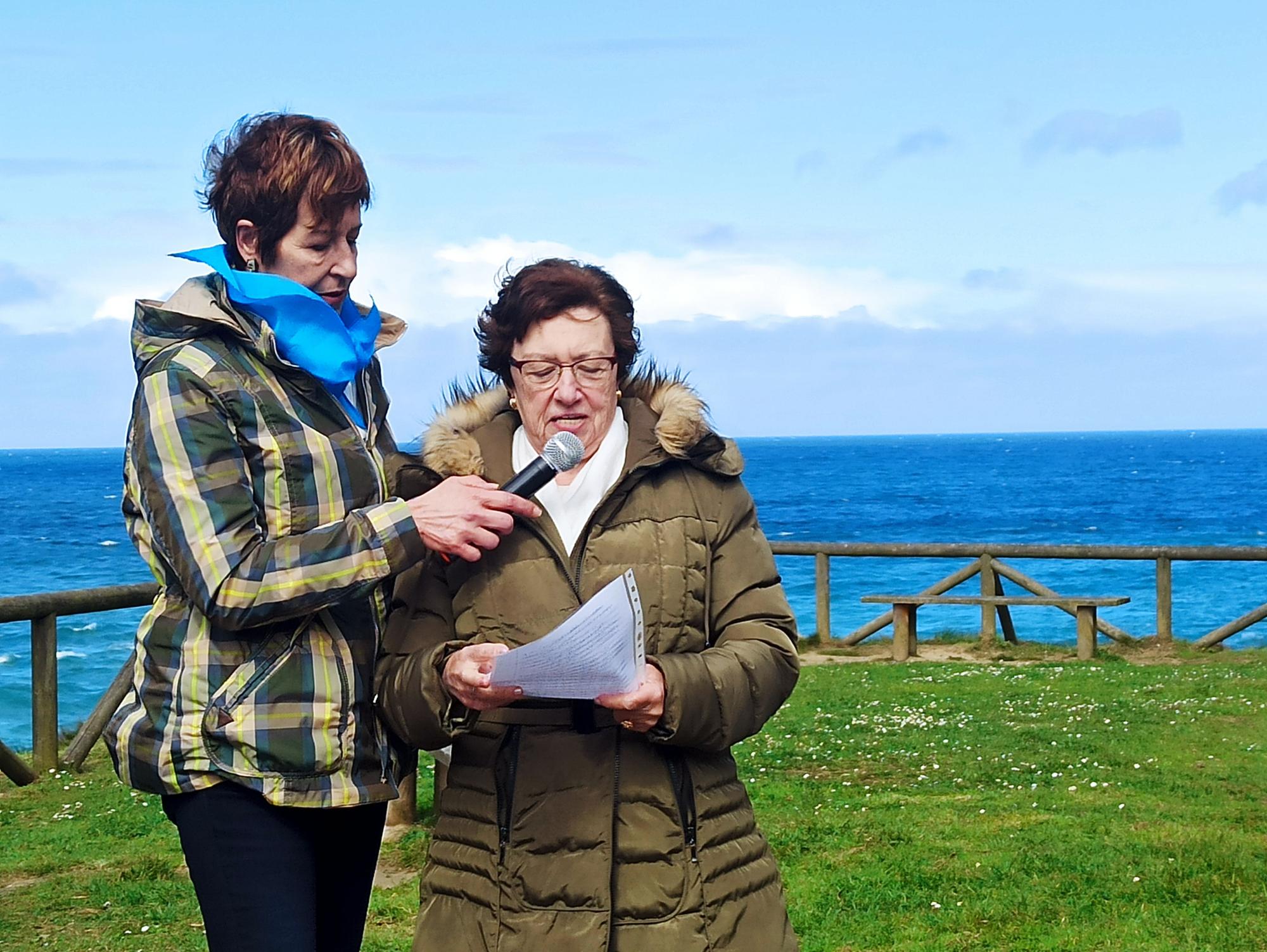 El mirador sobre La Ñora se llena de versos y canciones: así fue el recital poético en la playa de Quintueles