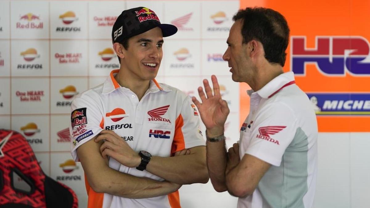 El excampeón Alberto Puig, director deportivo de Repsol Honda, conversa con Marc Márquez, en el test de Malasia.