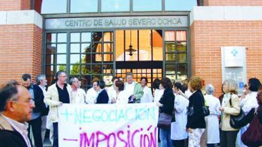 Concentración de protesta en un centro de salud de Gijón.