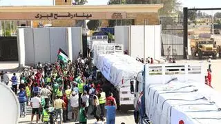 Los 20 primeros camiones con ayuda humanitaria entran en Gaza por el paso de Rafah