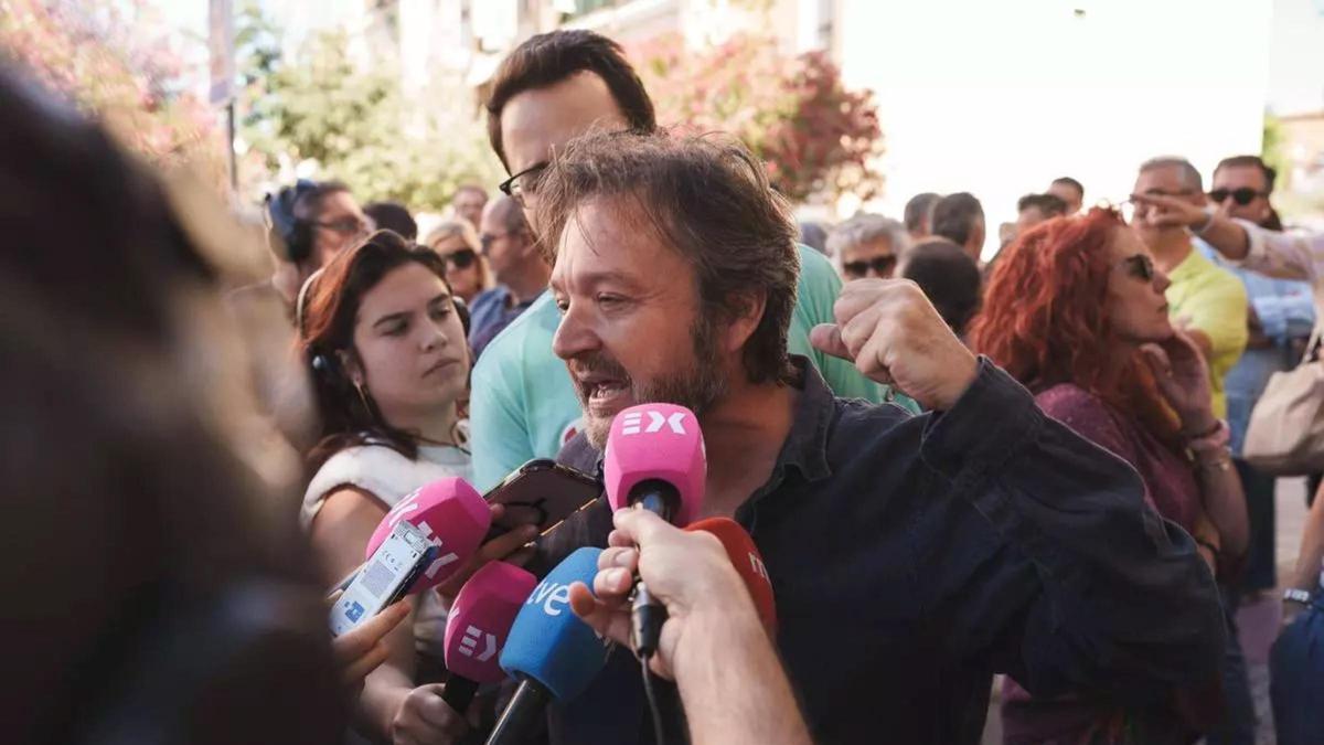Juan Carlos Nieto atiende a los medios de comunicación durante la concentración de apoyo celebrada ante las oficinas del SEPE en Mérida.