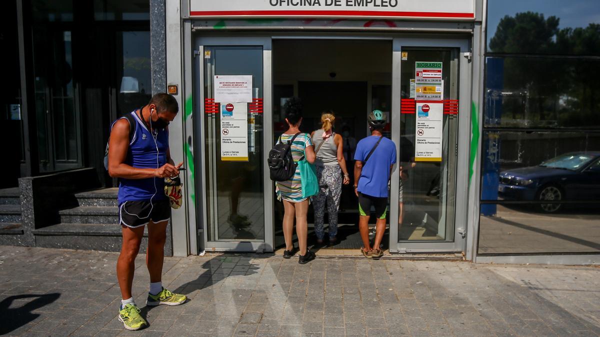 Varias personas esperan a entrar a una oficina del SEPE de Puerta del Ángel, el día en el que se han presentado los datos de paro registrado y de afiliación a la Seguridad Social correspondientes al mes de julio, a 3 de agosto de 2021, en Madrid, (España)