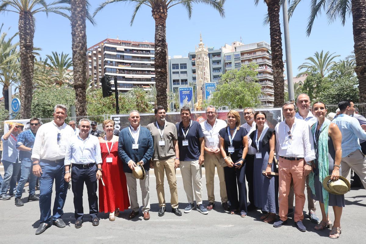 President Carlos Mazón is photographed in Luceros with positions of the Consell and together with the president of the Diputación, Toni Pérez; and Mayor Luis Barcala.