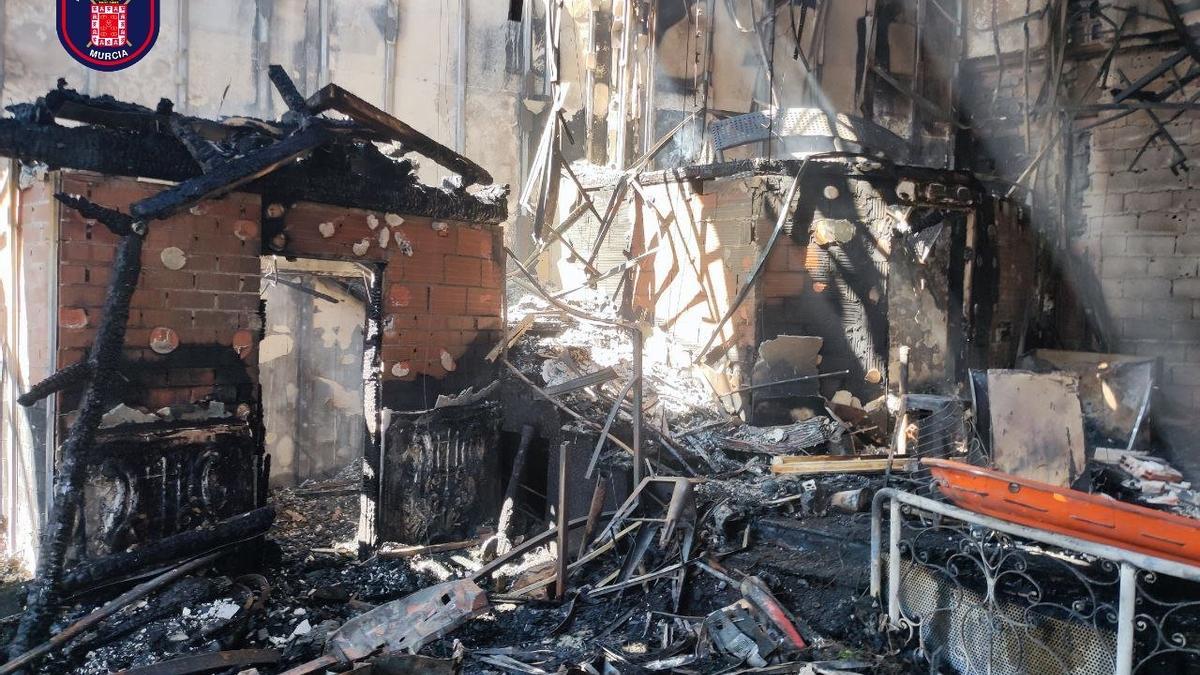 El interior de la discoteca la Fonda, gravemente dañada por el incendio