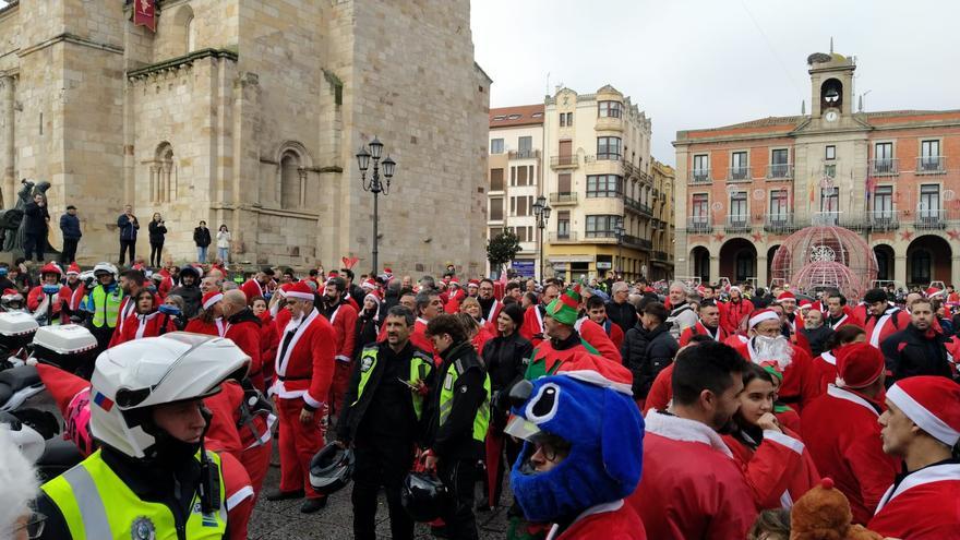 Una marea roja de &quot;Papá Noeles&quot; moteros en Zamora