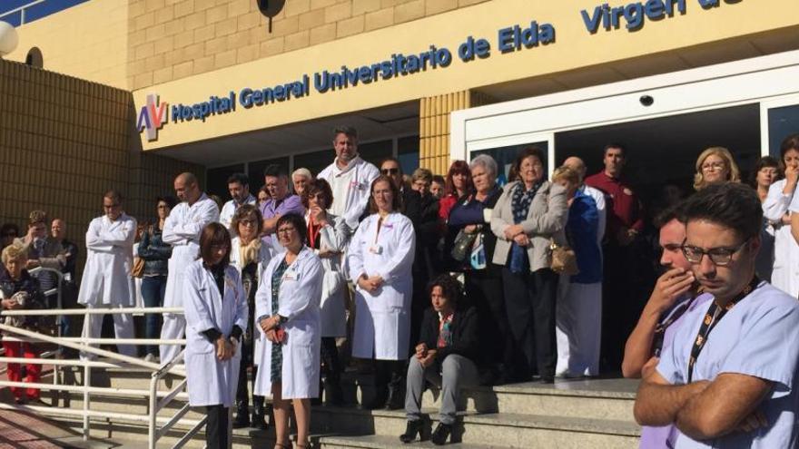 Minuto de silencio en el Hospital de Elda