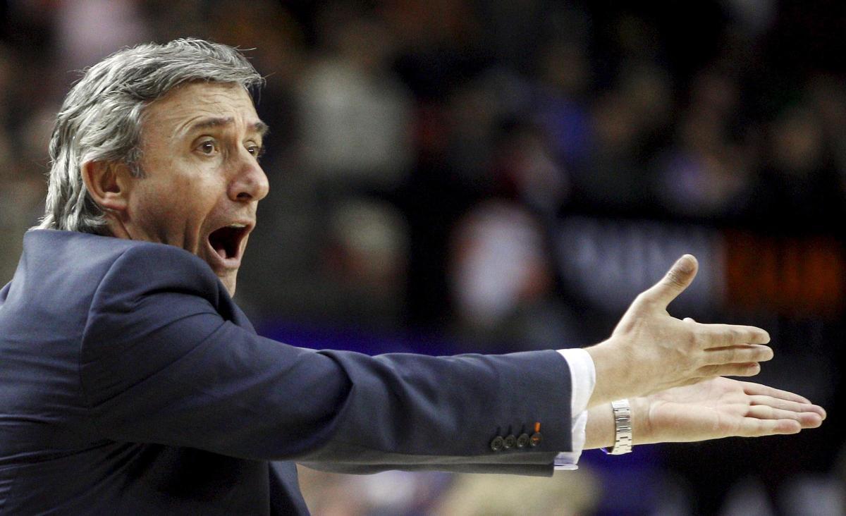Pesic dando ordenes a sus jugadores durante un partido