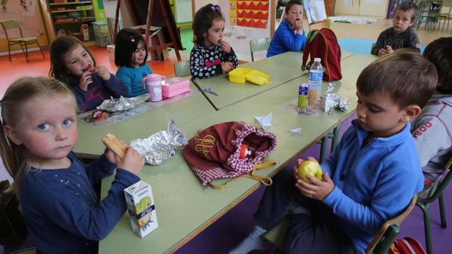 Un grupo de alumnos del CRA de Castrillón-Illas, en el aula de Pillarno.