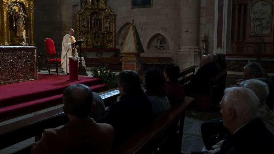 Asistentes a la eucaristía celebrada ayer en honor de San Ildefonso.