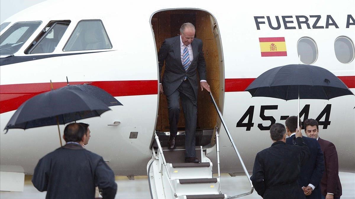 Juan Carlos bajando del avión en la Cumbre Iberoamericana de Salamanca en el año 2005