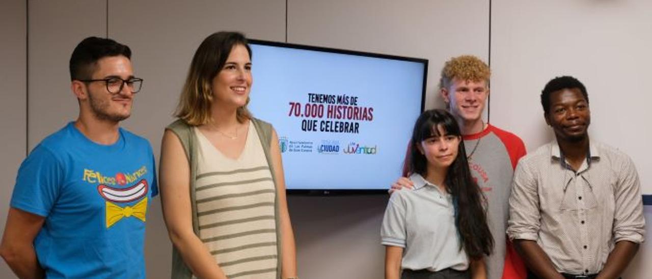 La concejala, Carla Campoamor, junto a cuatro de los protagonistas de la campaña