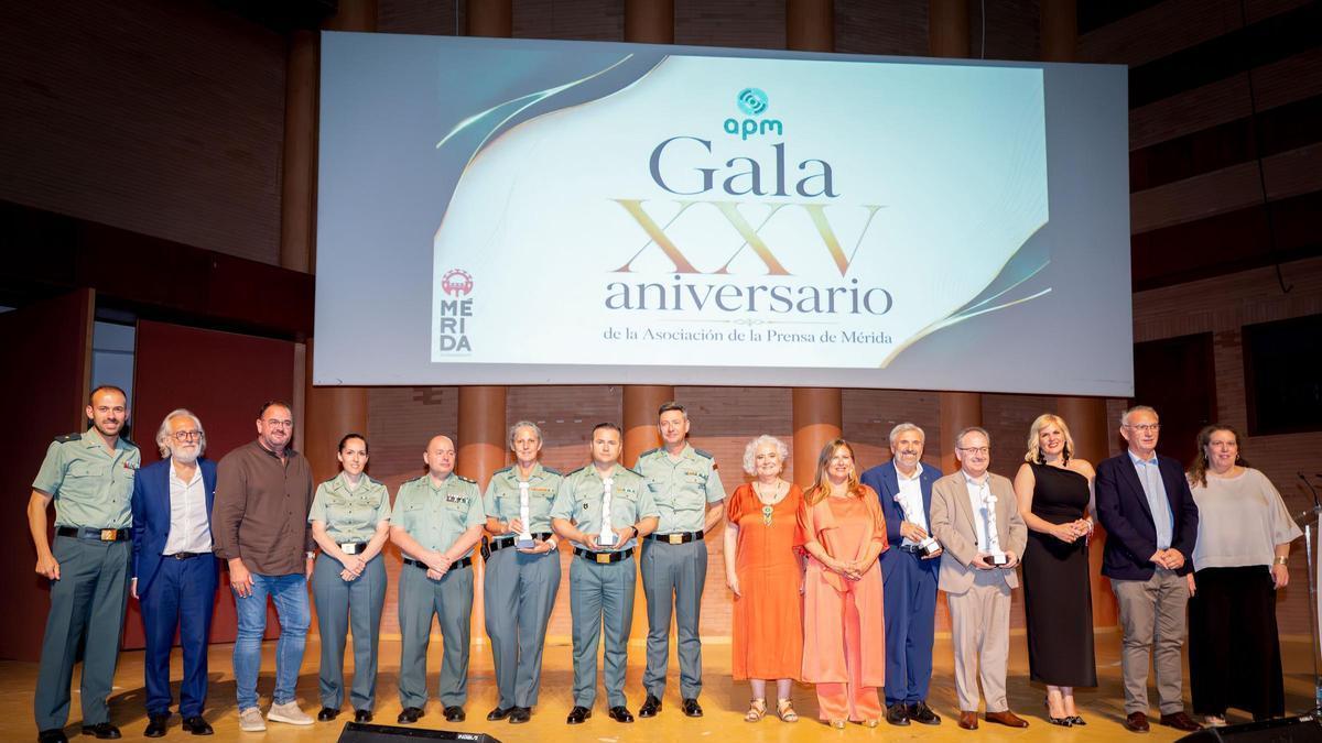 Foto de familia de la gala del XXV aniversario de la Asociación de la Prensa de Mérida, celebrada con representantes institucionales, profesionales del sector y los galardonados.