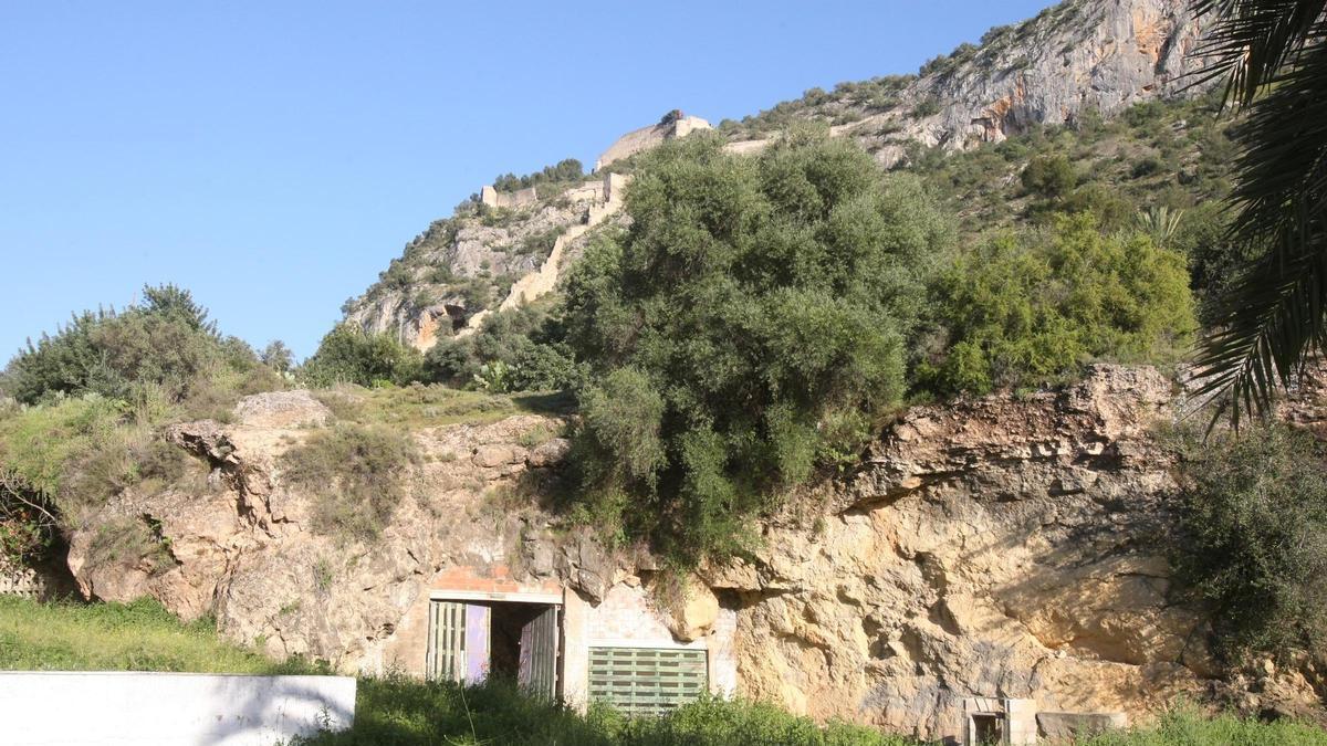 La Cova del Pernil de Xàtiva, situada entre el Calvari Baixet y la finca La Polaca.
