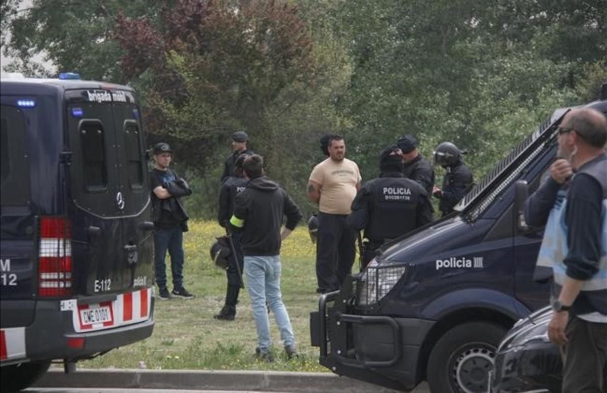 abertran33629938 mossos d esquadra escorten neonazis a l entrada de160422151208