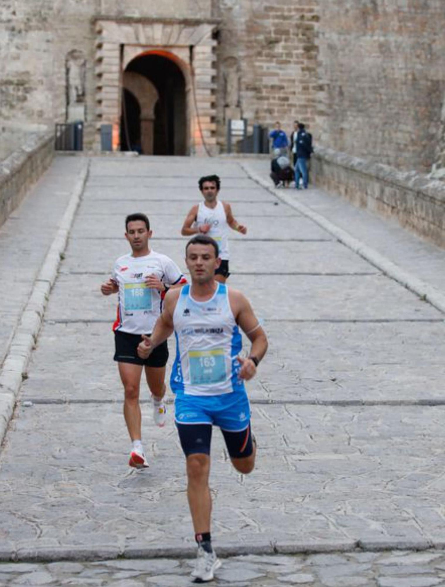 Un grupo de corredores en Vila. | J.A.RIERA