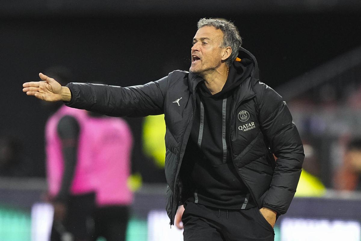 Luis Enrique dando indicaciones en el partido ante el Lorient