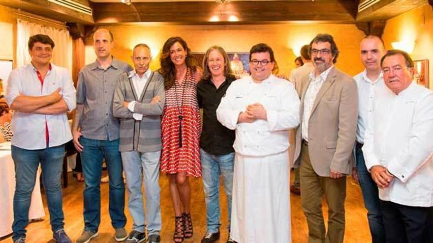 Asistentes el pasado viernes, en Casa Gerardo de Prendes, al feliz hermanamiento entre la pintura y la gastronomía, entre los plásticos y los cocineros.