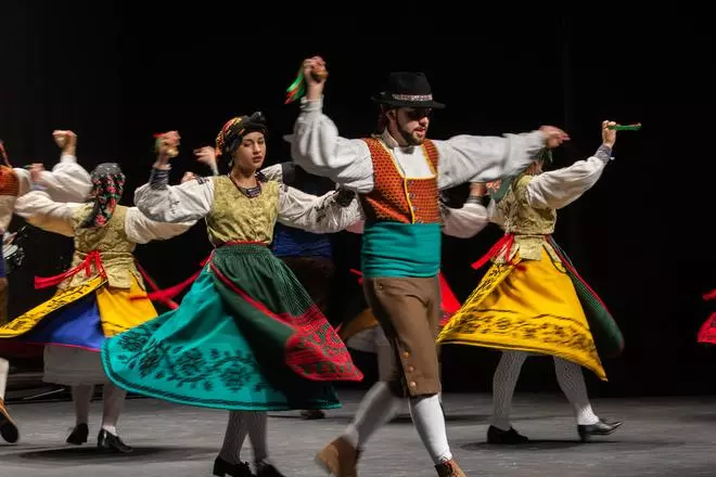 GALERÍA | Bailes solidarios: Doña Urraca danza por la Cofradía de la Concha