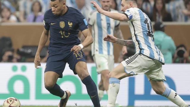 Kylian Mbappé i Leo Messi, a la final del Mundial de Qatar del 2022 entre França i l’Argentina.  | JUAN IGNACIO RONCORONI / EFE