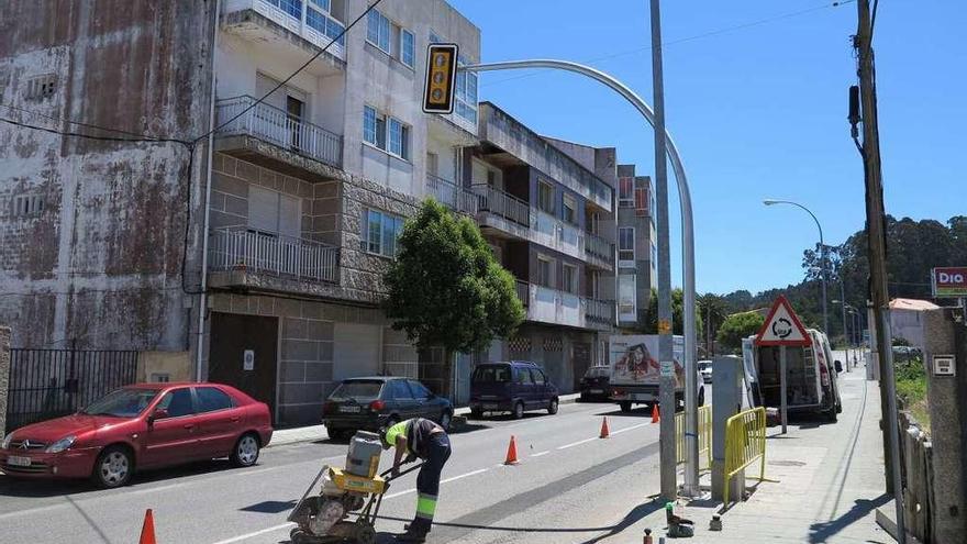 Uno de los semáforos polémicos instalado en la calle del Teniente Domínguez de O Grove. // Muñiz