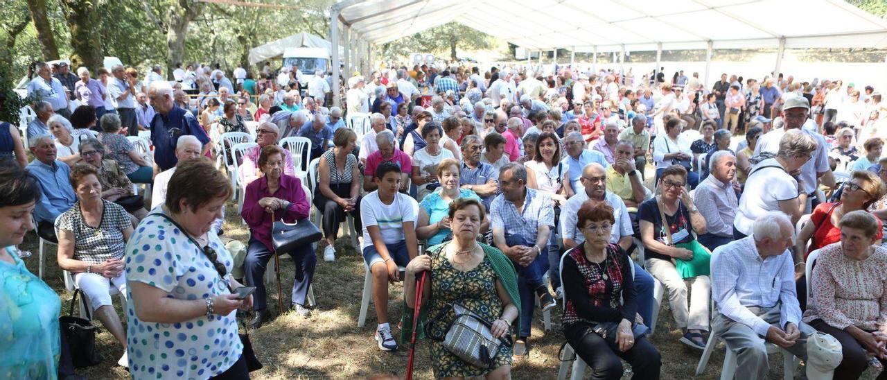 Participantes en la XXVIII Romaría Interxeracional de Lalín celebrada ayer. |   // BERNABÉ/ANA AGRA