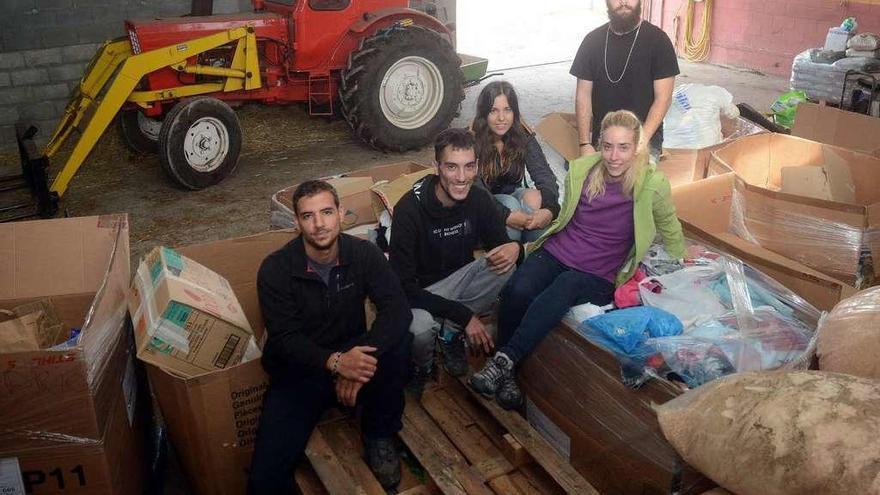 Belén Merino (centro, izqda.) junto a sus compañeros de campaña, ayer en el almacén de Hípica Amazonas. // R. Vázquez