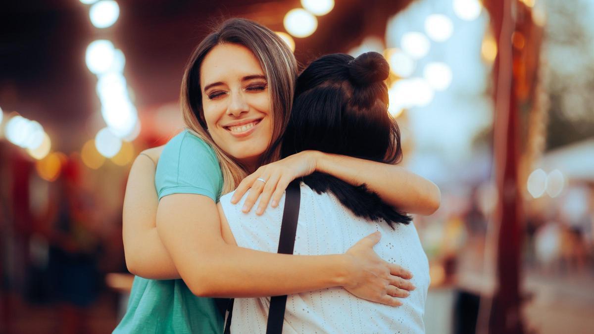 Amigas abrazándose