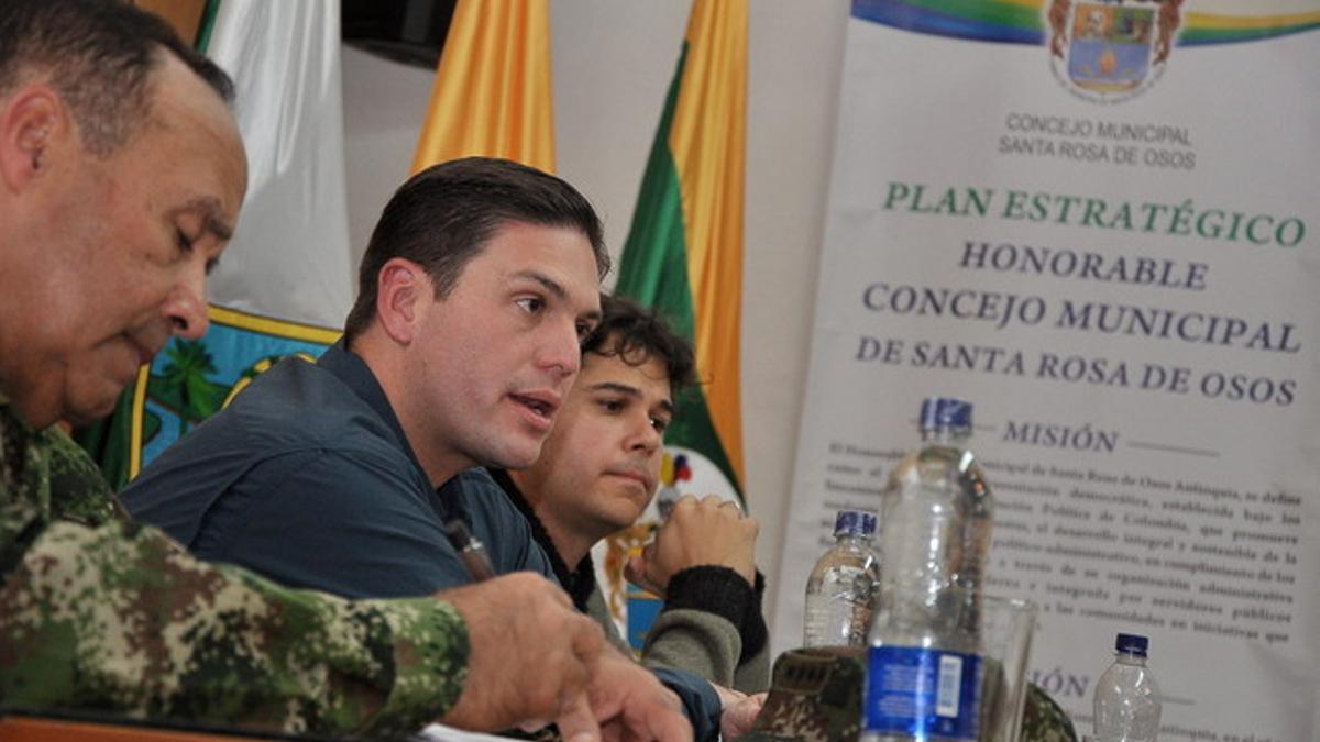 El ministro de Defensa, Juan Carlos Pinzón (centro), durante una reunión de su departamento, el pasado 9 de noviembre en Santa Rosa de Osos (Colombia).